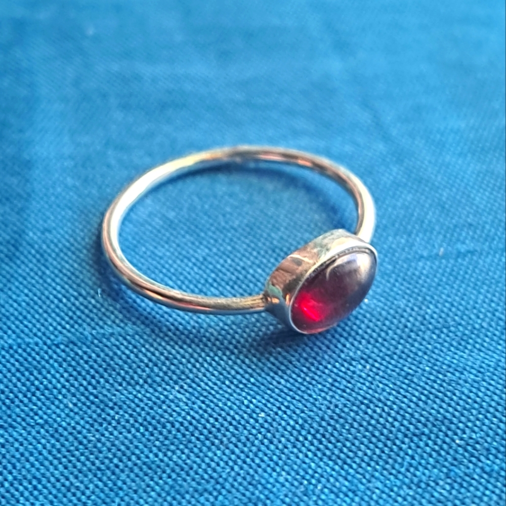 Sterling Silver 925 Amethyst Oval Gemstone Ring Magenta red pink hue size 4